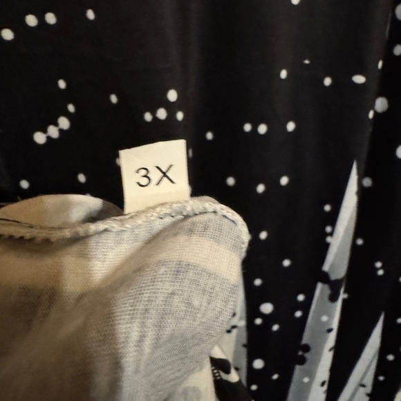 Black and White Women's Top Size 3XL - Picture 2 of 4